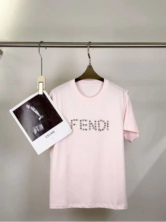 女装夏季T恤半袖女款胸前的Fendi字母，手工珍珠搭配钻石刺绣点缀