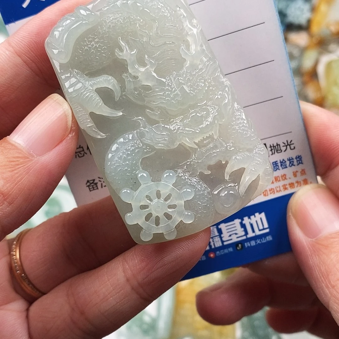 翡翠未镶嵌颈饰龙