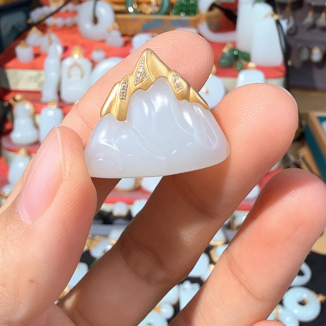 颈饰18K金镶嵌和田玉
