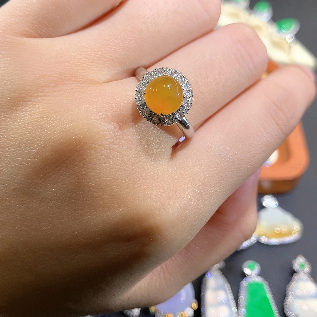 翡翠18K金镶嵌颈饰正黄蛋面