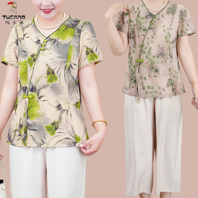 啄木鸟中老年妈妈夏装V领碎花短袖宽松中年女时尚大码印花T恤上衣