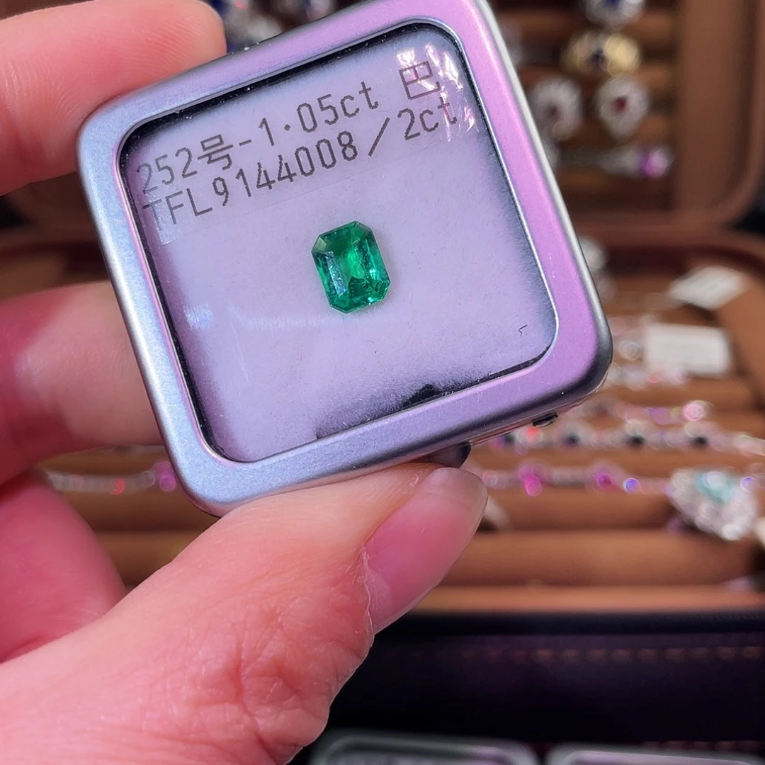 祖母绿裸石未镶嵌