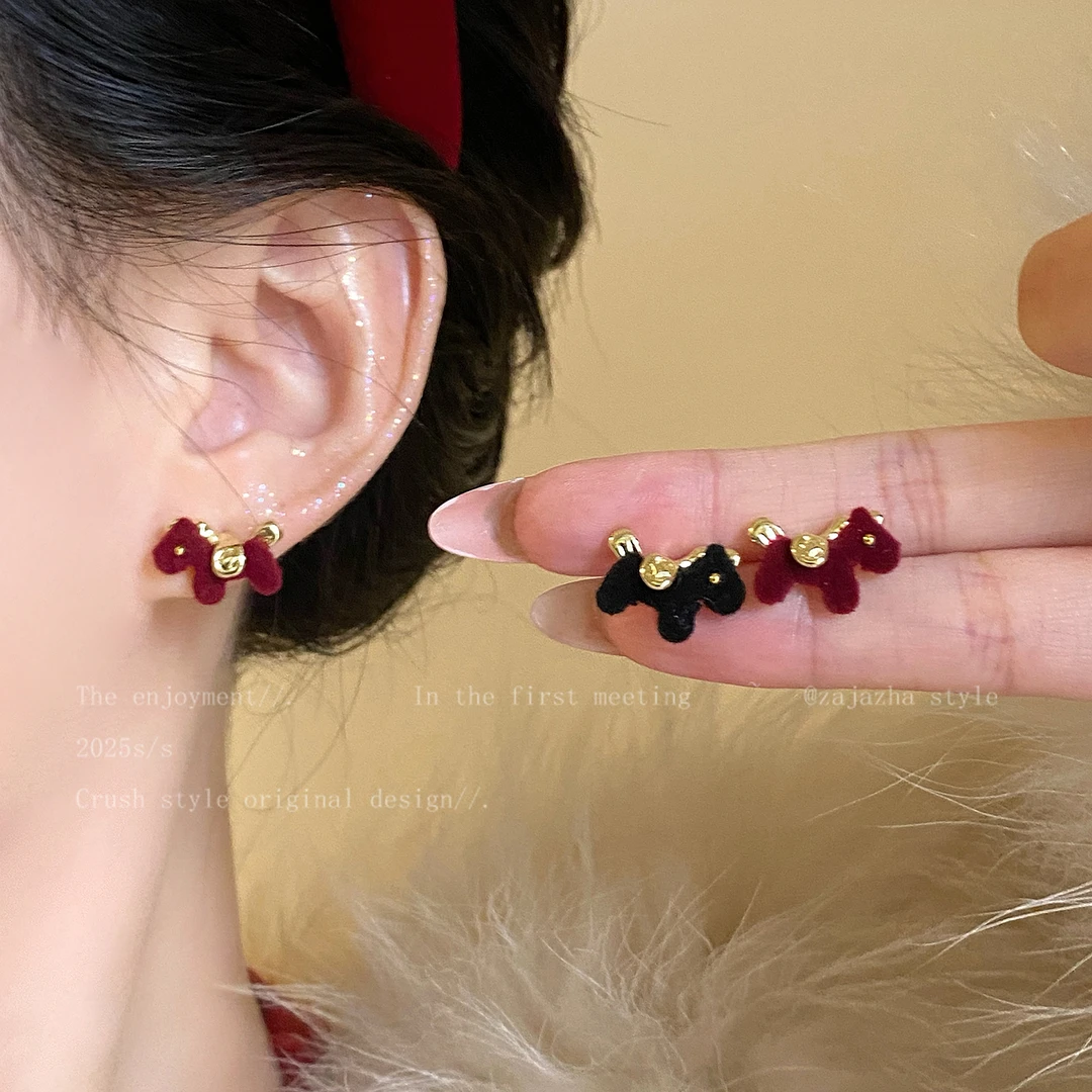 铜合金耳饰 马到成功！复古红色丝绒小马耳钉女设计感秋冬耳环耳饰