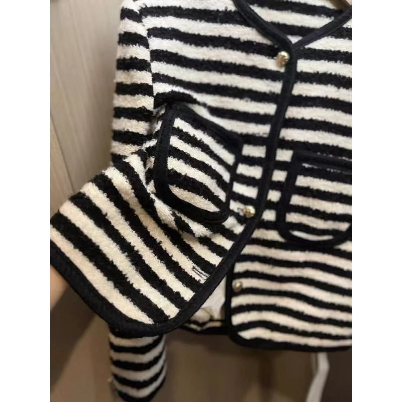 7302 粗纺圆领四粒扣胸前口袋经典黑白条纹短款羊毛女外套