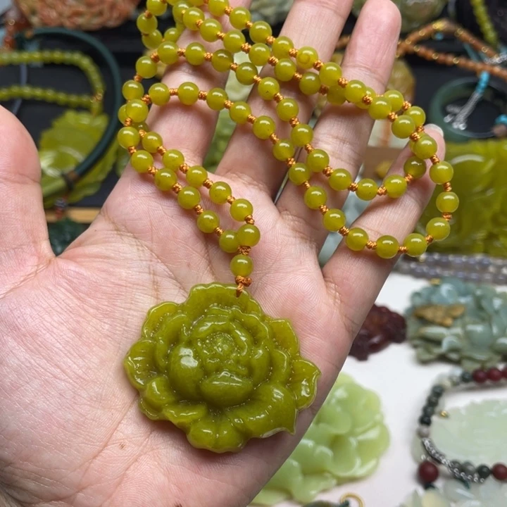 蛇纹石玉未镶嵌颈饰