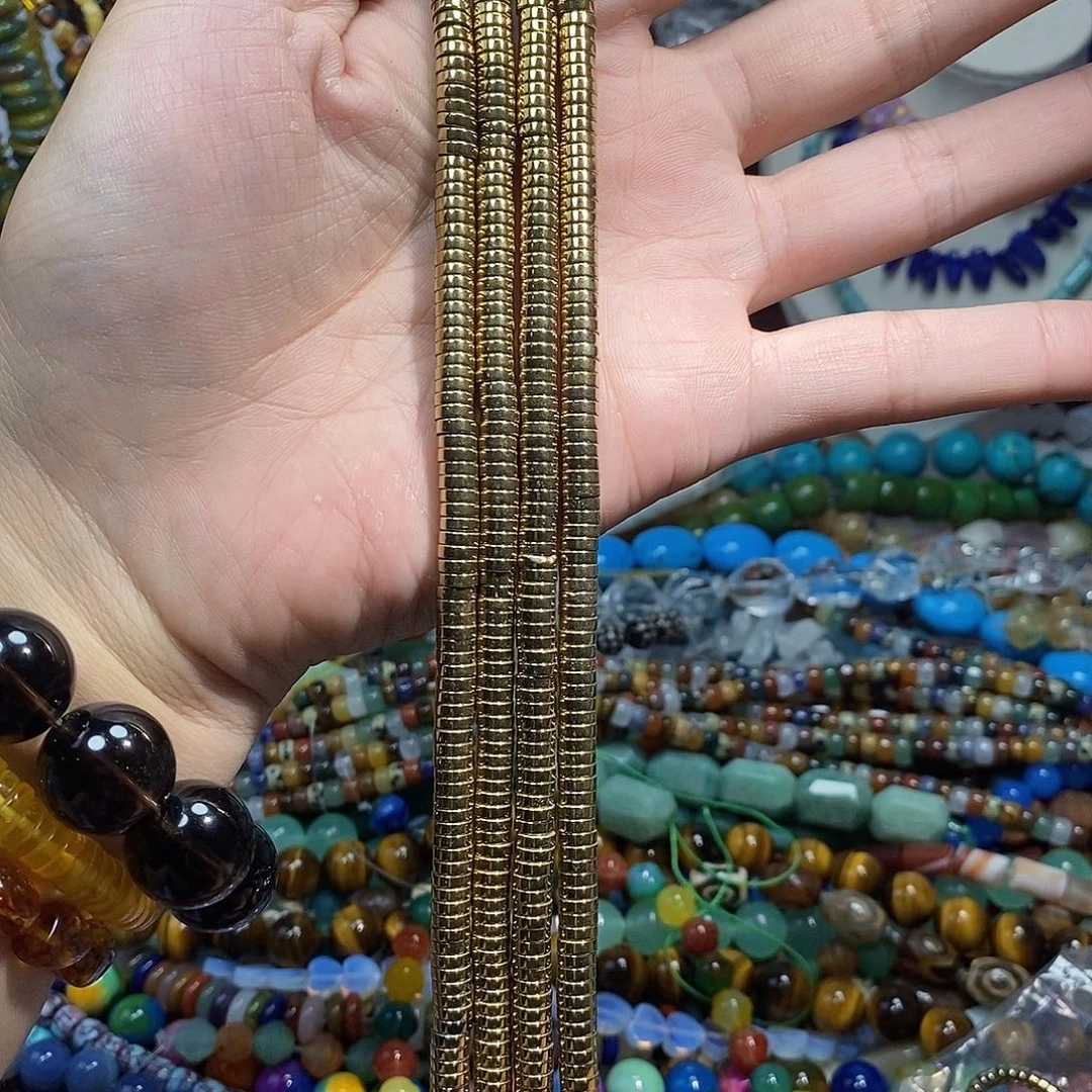 石英质玉未镶嵌，2条黑胆石直切隔片2×6mm，