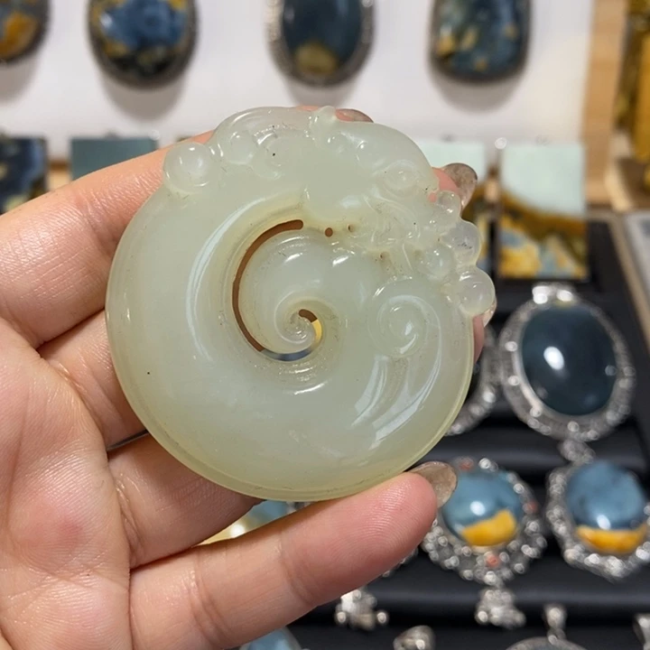 蛇纹石玉未镶嵌颈饰