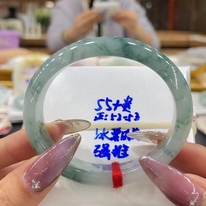 翡翠手镯未镶嵌翡翠