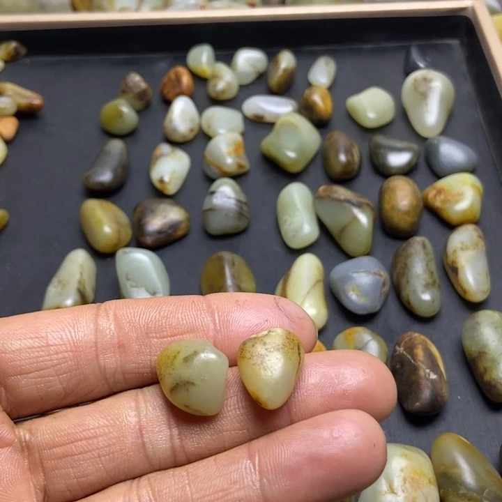 ****己和田玉（糖玉）未镶嵌珠宝奇石