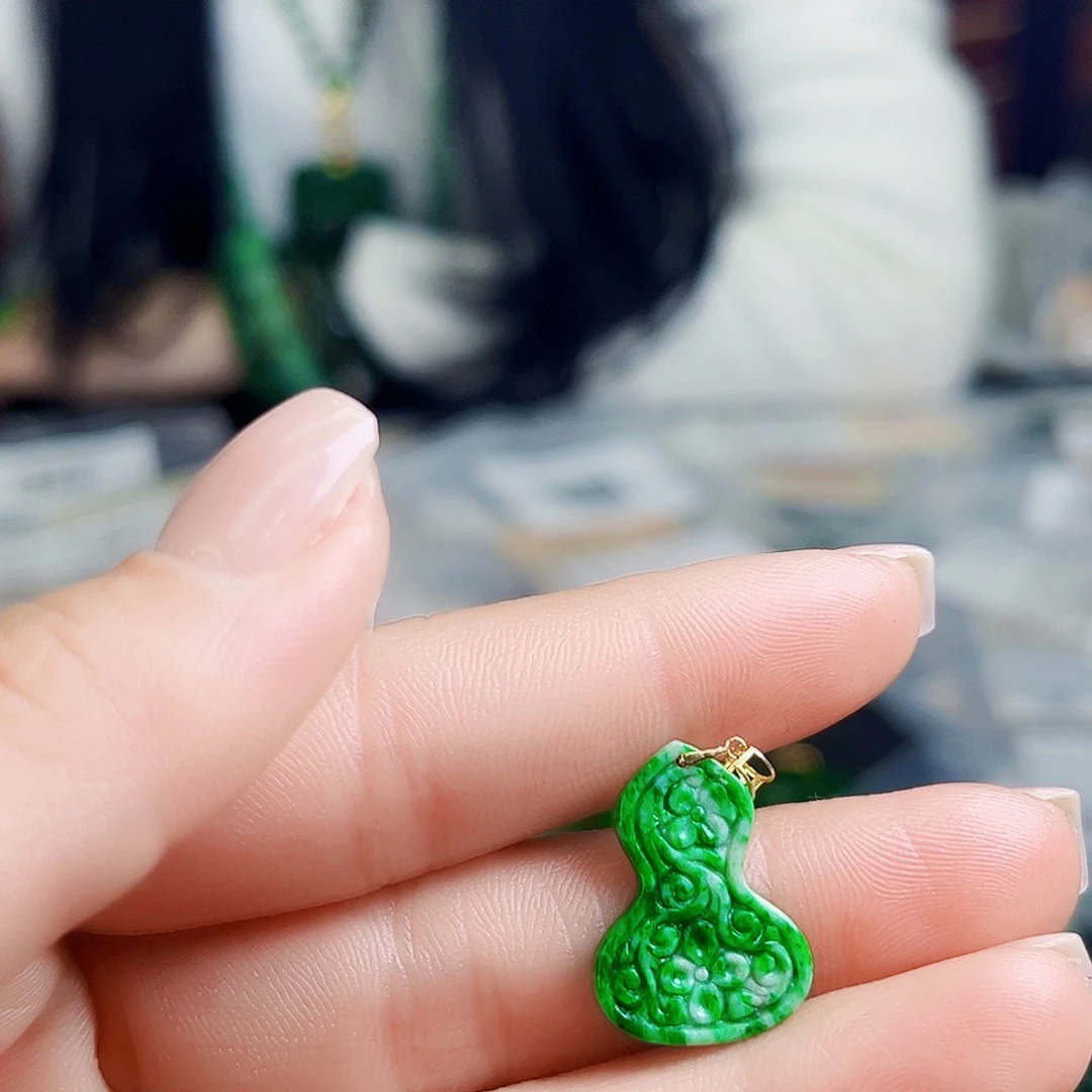 颈饰18K金镶嵌翡翠多样性