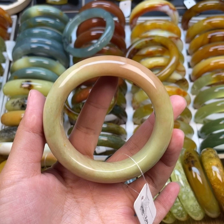 蛇纹石玉手镯未镶嵌画