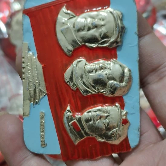 民***强其他普通金属圆形红色人物像章