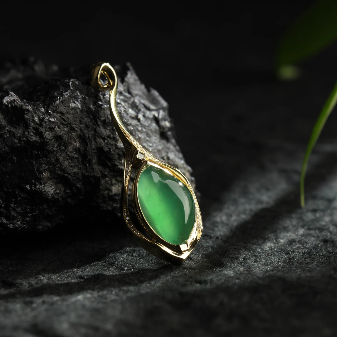 王朝阳翠语《墨香》冰种满色翡翠镶嵌吊坠 轻奢极简天然A货翡翠