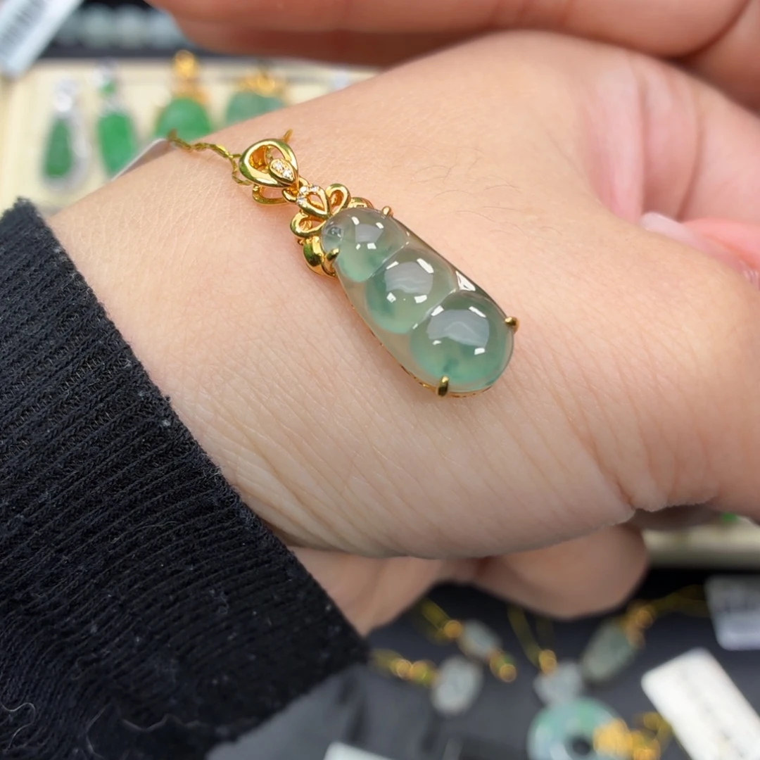 翡翠18K金镶嵌颈饰