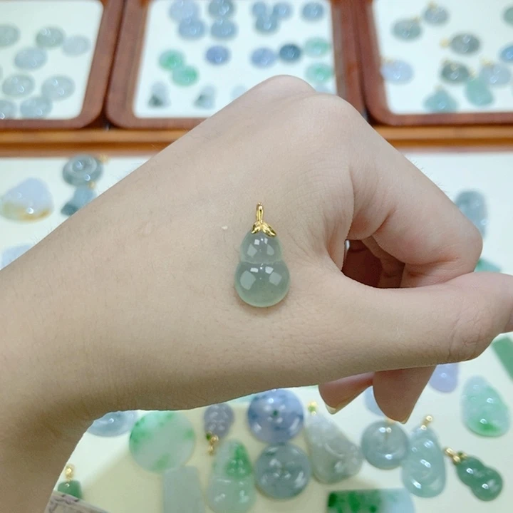 颈饰18K金镶嵌翡翠葫芦