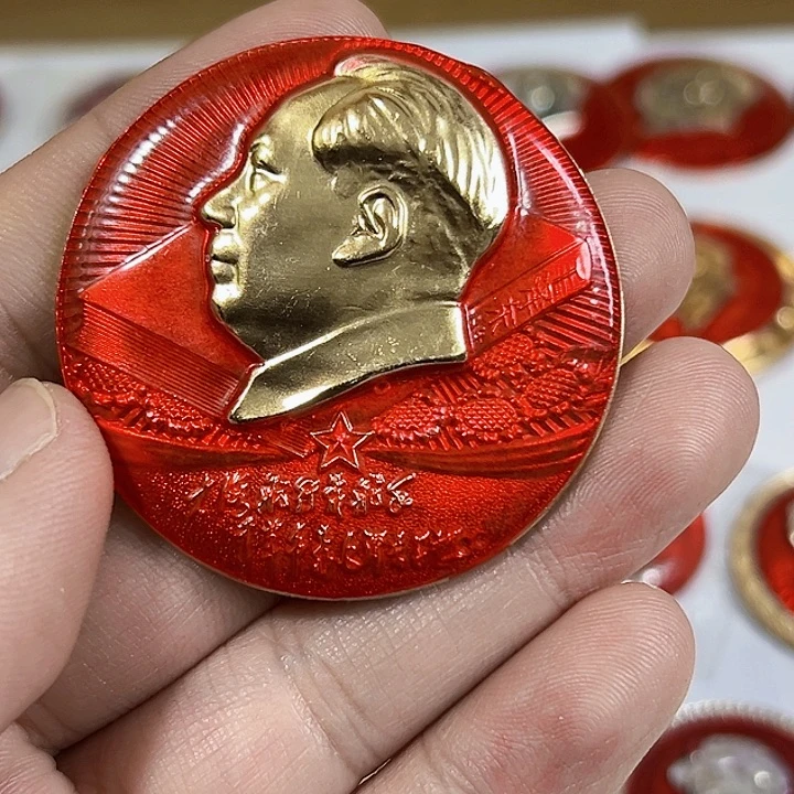 其他普通金属天**客纪念章一个。。