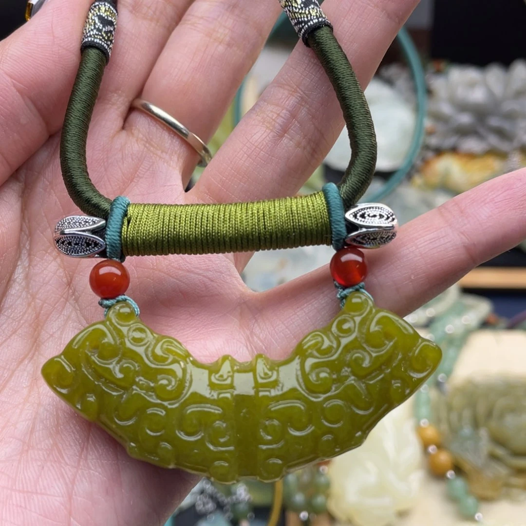 蛇纹石玉颈饰未镶嵌