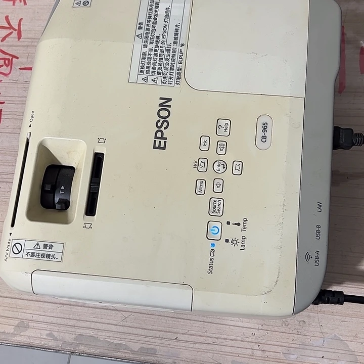 8新投影仪一台 包邮