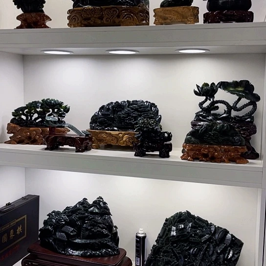 蛇纹石玉颈饰合金