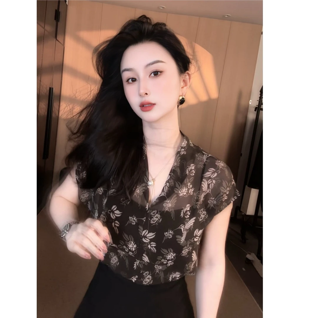 【咖花】新款气质简约轻奢纯色上衣洋气百搭微透短袖v领上衣6150