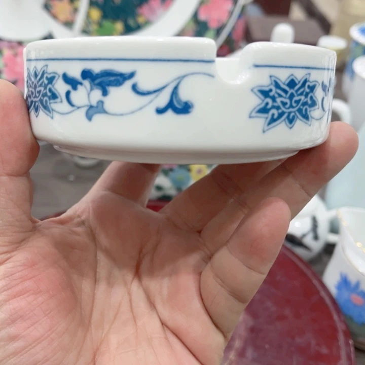 碟釉下五彩的瓷器和瓷器