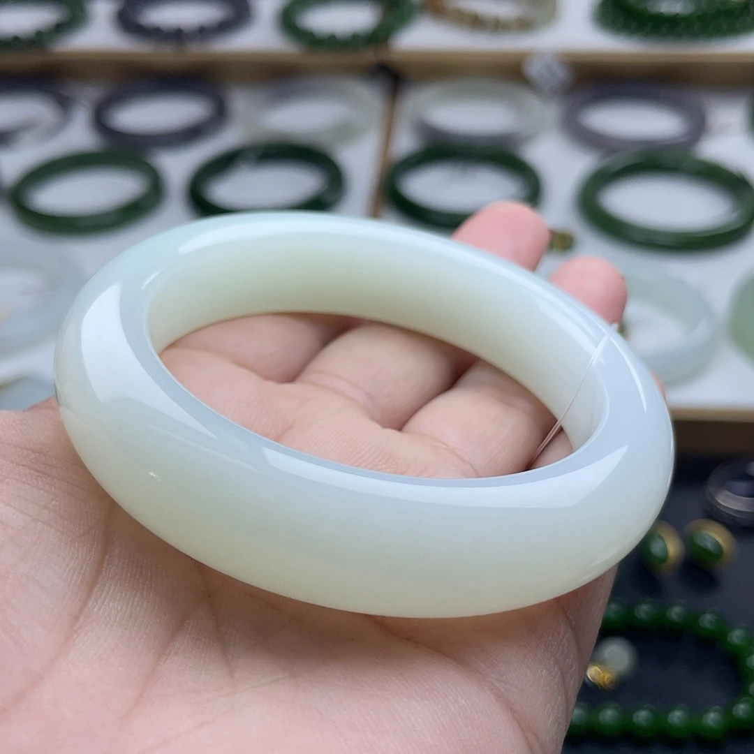 和田玉手镯未镶嵌