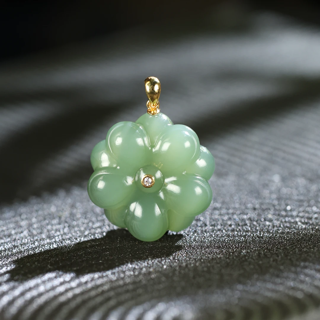 东方茉莉/18K金和田玉粉青吊坠DD
