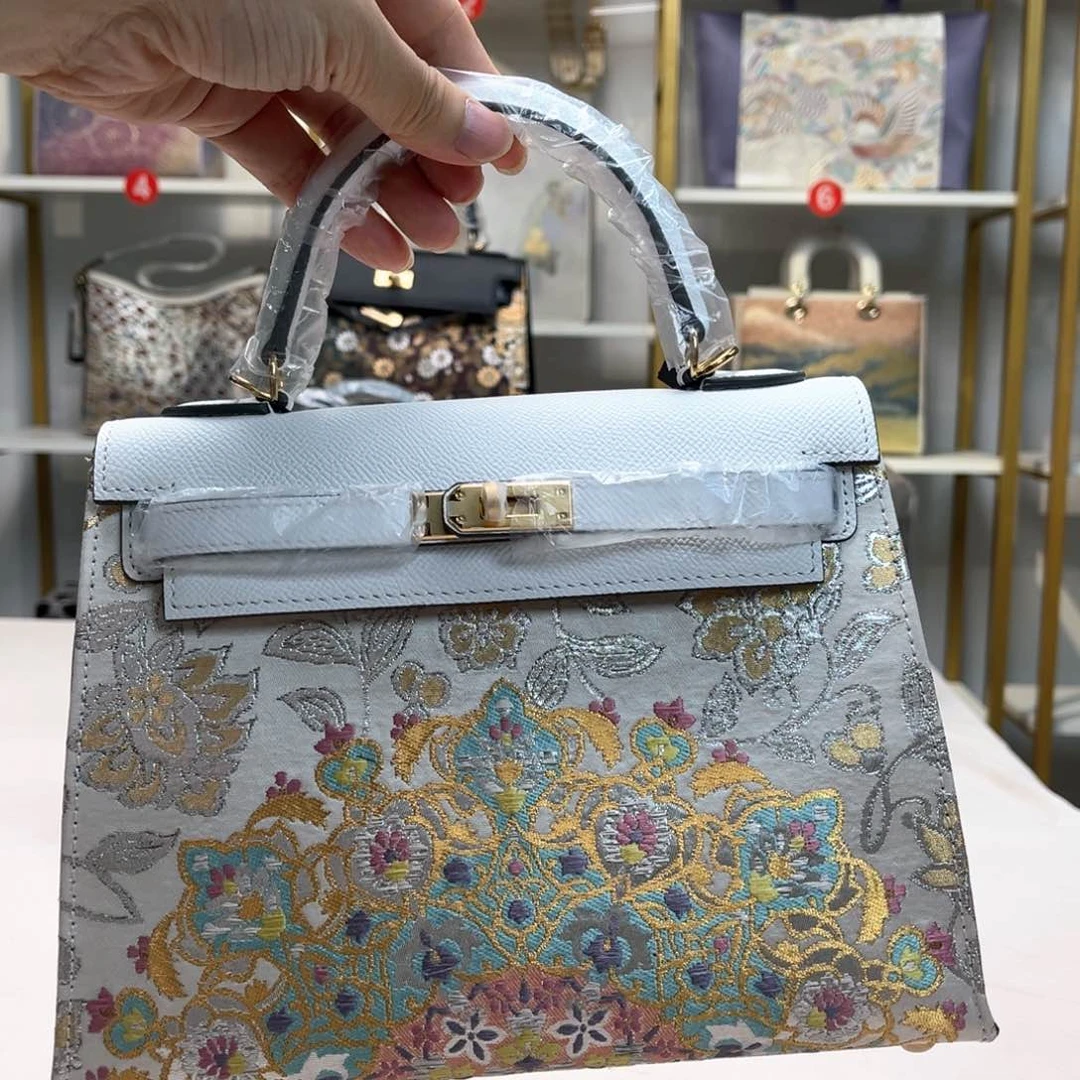 织绣高定风雨中的花朵，倔强又美丽。