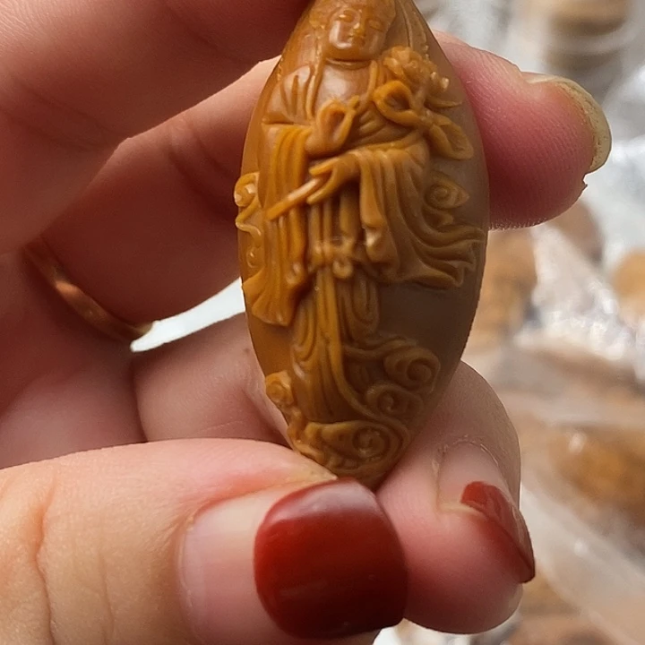 橄榄核雕刻的观世音菩萨