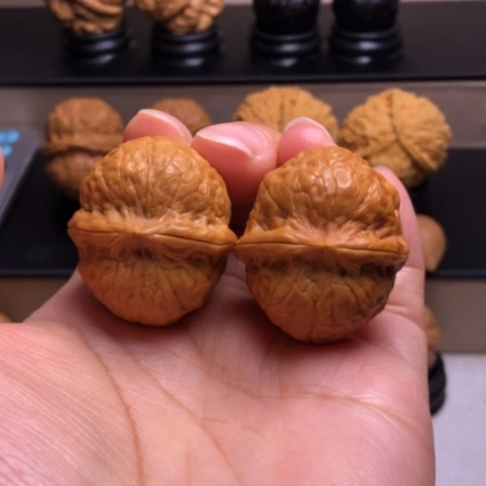 文玩核桃把件粗筋钢蛋18