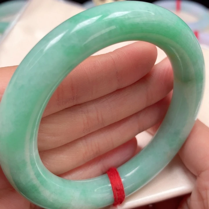 翡翠手镯未镶嵌满绿胖圆53号