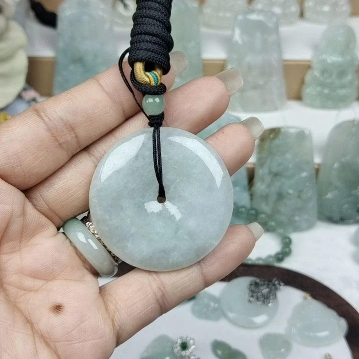 翡翠颈饰未镶嵌天然翡翠a货平安扣。
