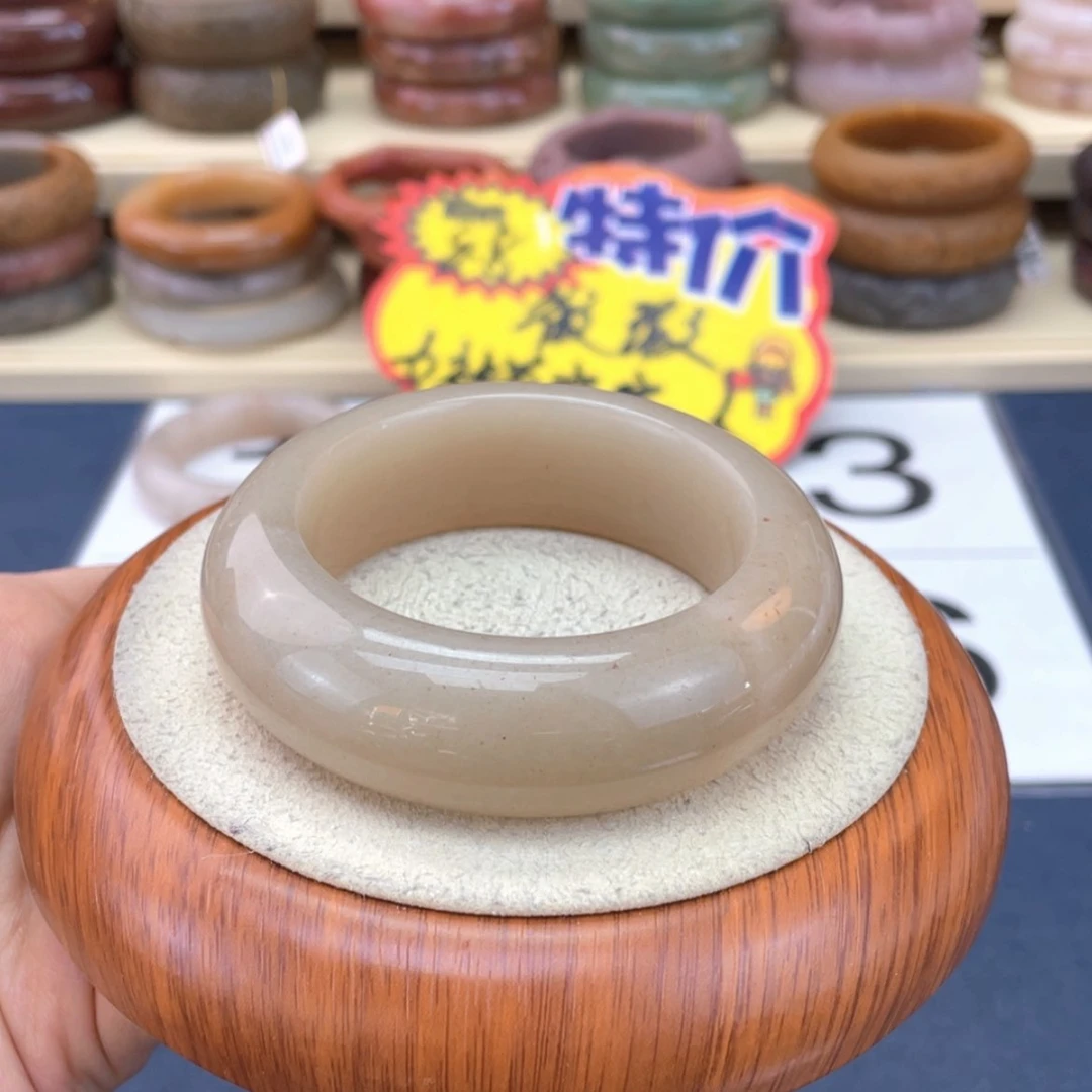 【闪购商品】石英质玉手镯未镶嵌八****?