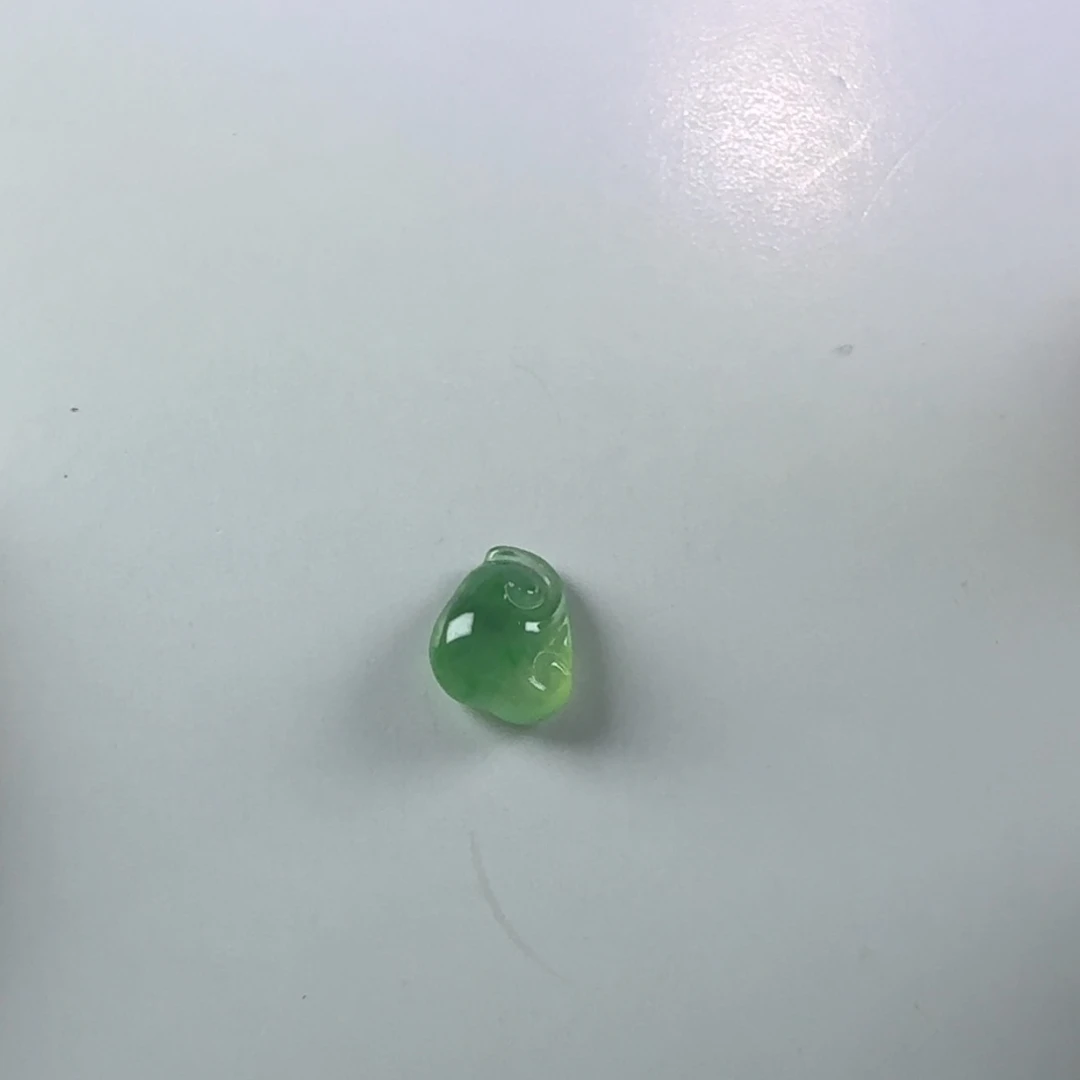 翡翠未镶嵌颈饰如意