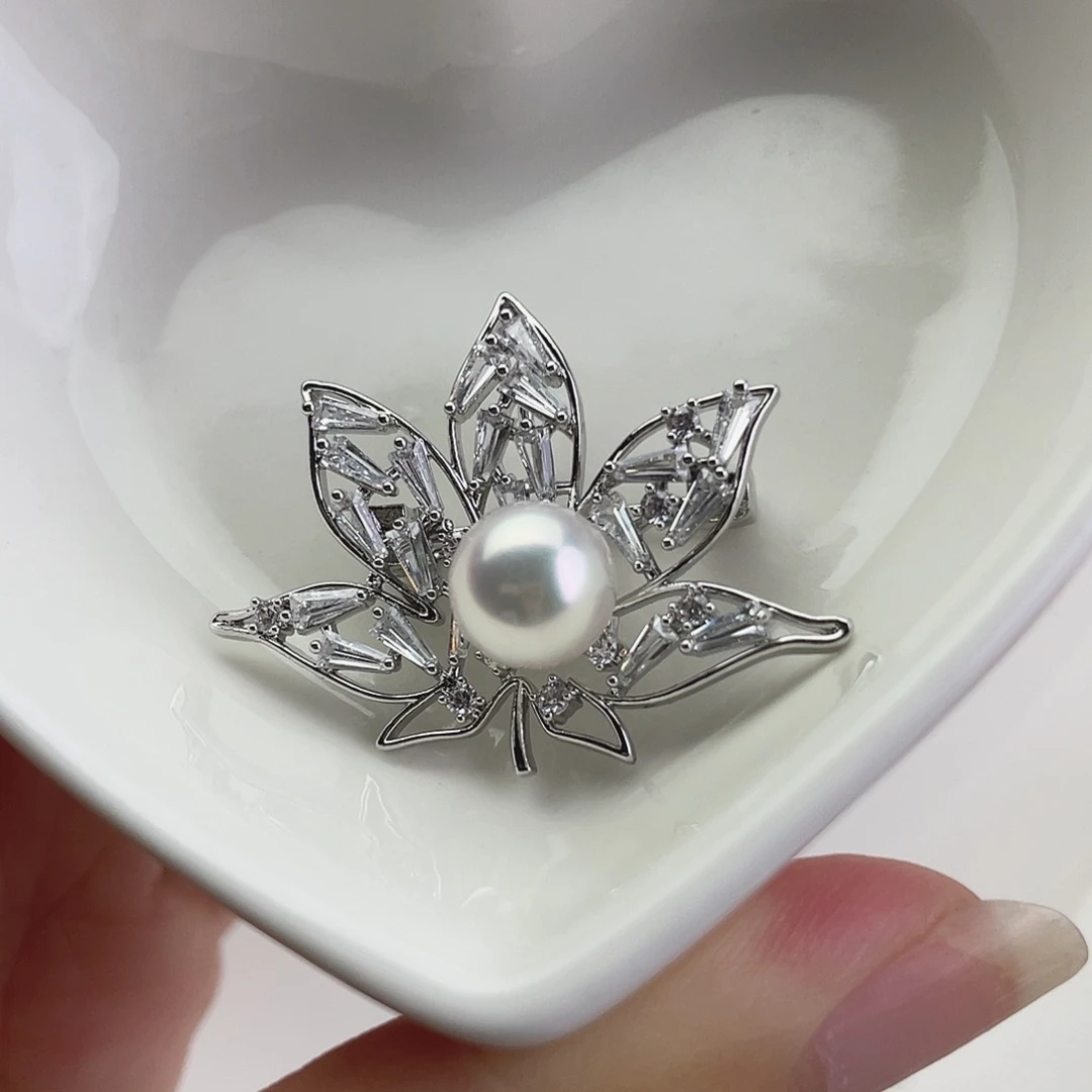 合金胸饰淡水珍珠