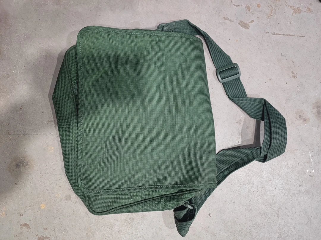 黑色绿色单肩挎包