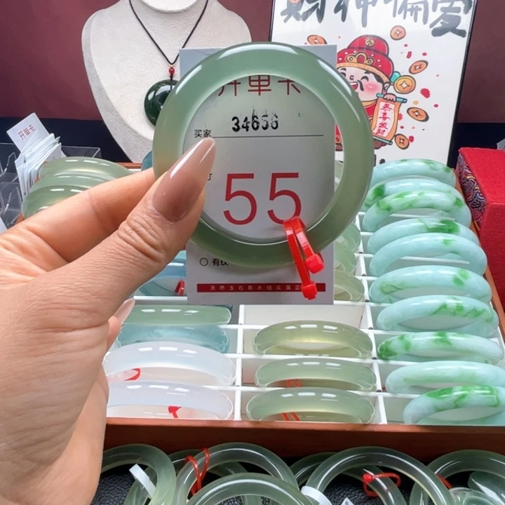 蛇纹石玉未镶嵌手镯起**。