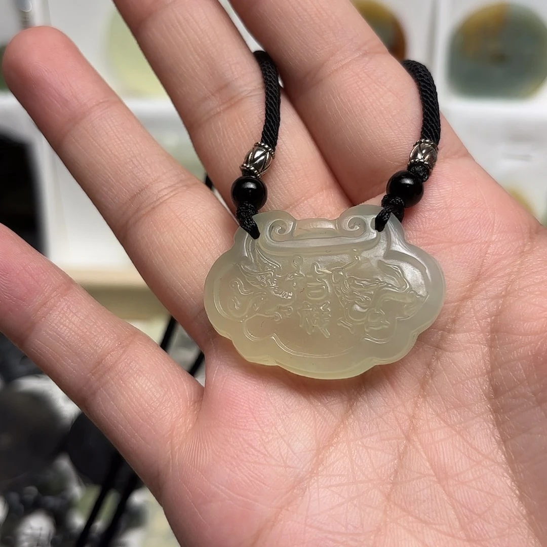 蛇纹石玉颈饰未镶嵌