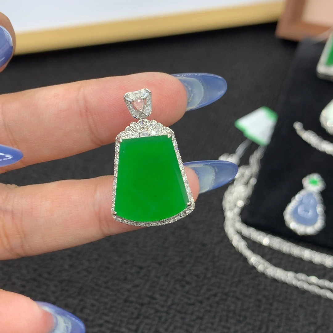 颈饰18K金镶嵌翡翠无事牌