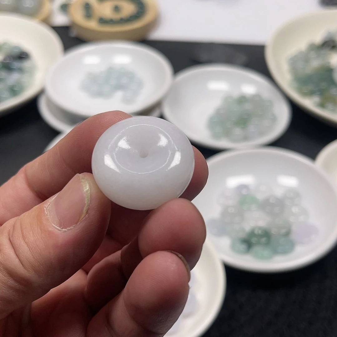 翡翠未镶嵌颈饰牛奶白的天然翡翠肥扣