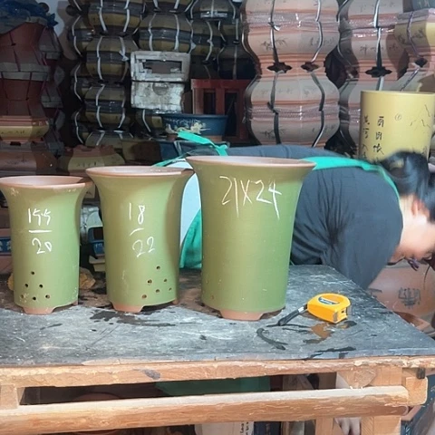 紫砂花盆大中小三个