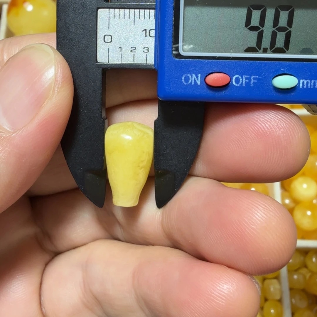 裸石琥珀未镶嵌成品