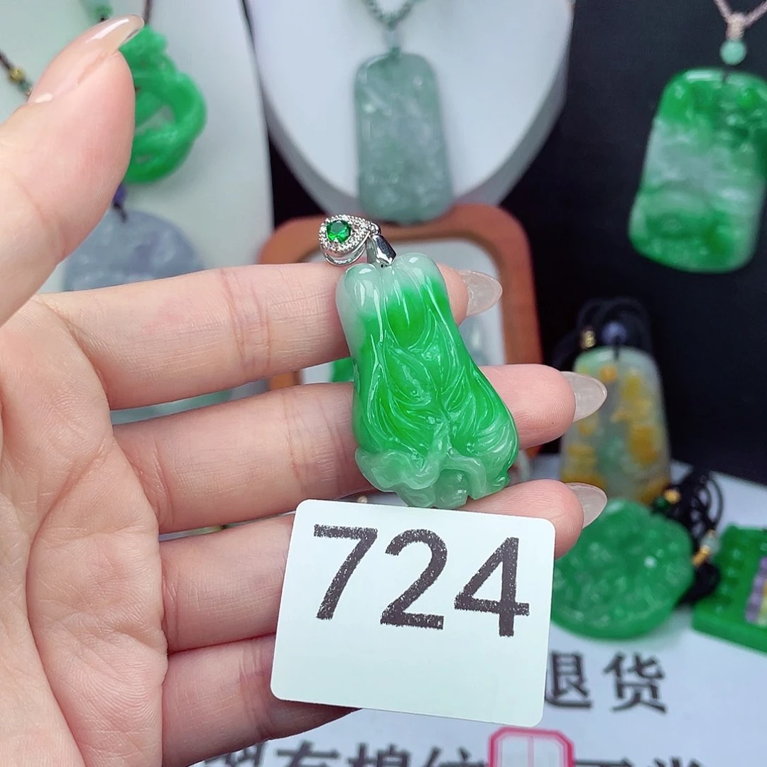 翡翠未镶嵌吊坠(赠链)