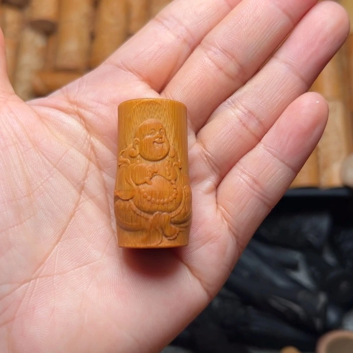 浚***皓实心竹雕刻手把件