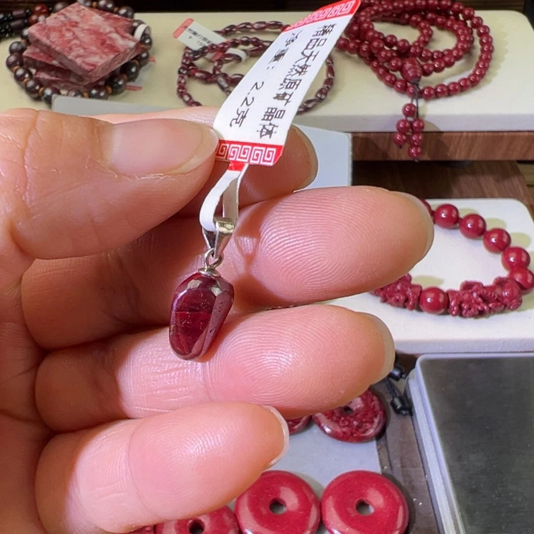 天然辰砂原矿晶体吊坠