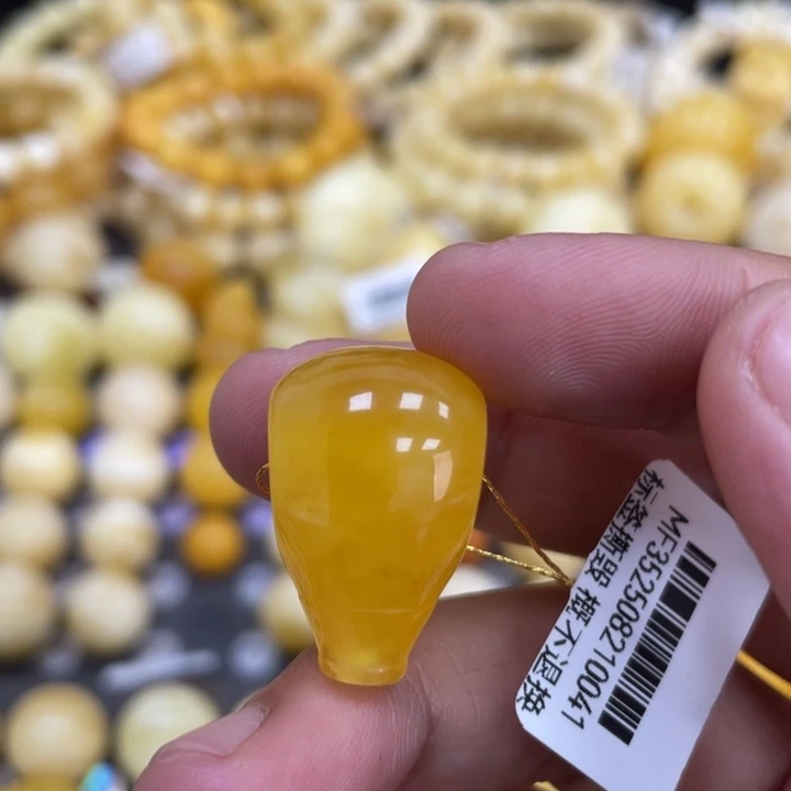 蜜蜡未镶嵌裸石15.4mm瑕疵 焦皮