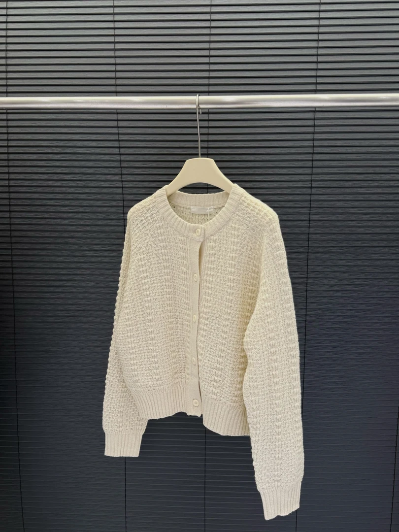 仓美美女装-纽扣圆领羊毛开衫毛针织衫