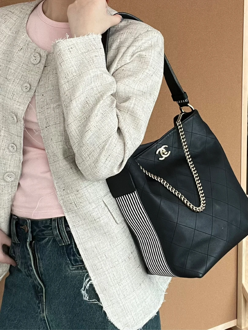 95新 Chanel/香奈儿 7188 Chanel 黑金嬉皮水桶hobo 有卡