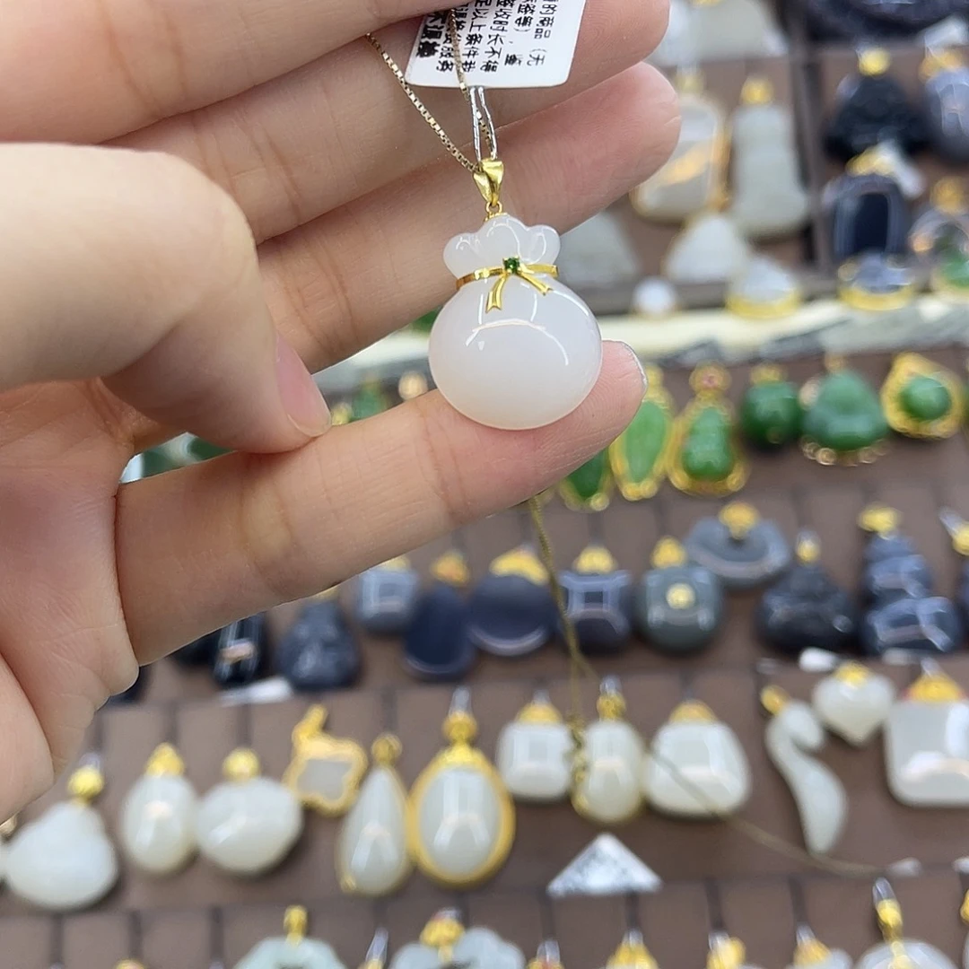 和田玉18K金镶嵌吊坠(赠链)