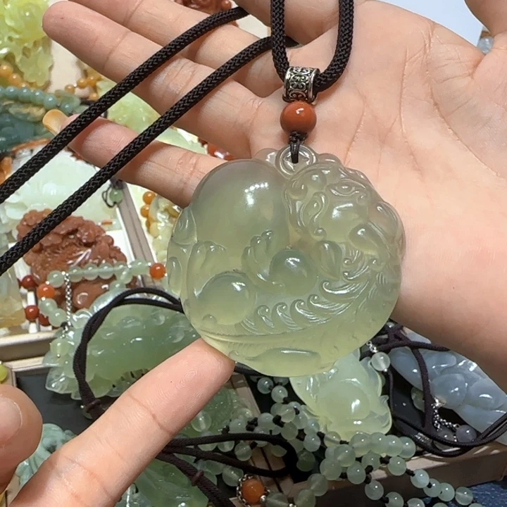 未镶嵌蛇纹石玉吊坠